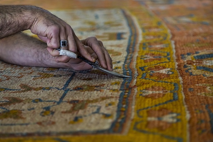 Rasage du tapis après la production pour les détaillants de tapis étrangers.